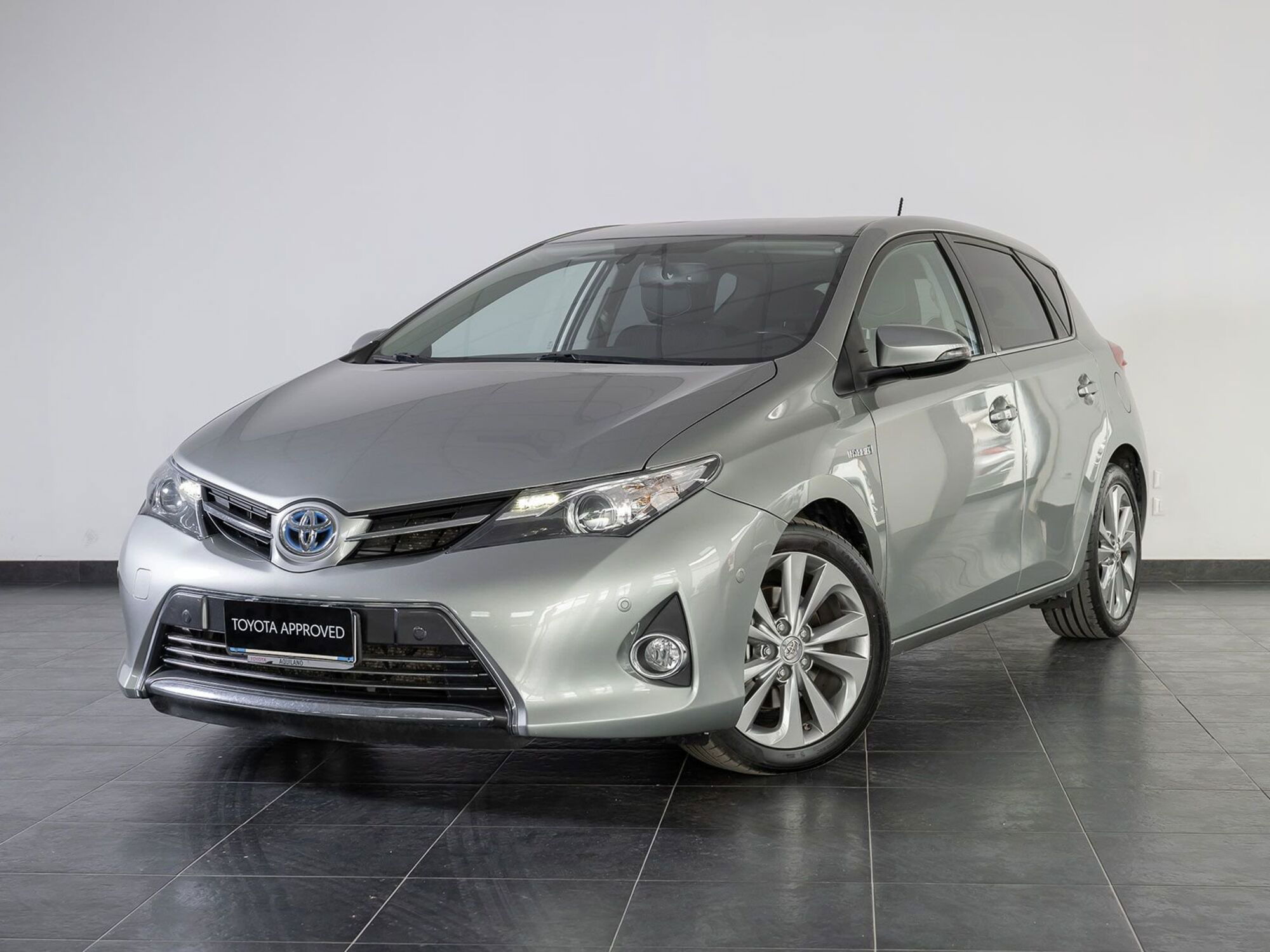 Toyota Auris 1.8 Hybrid Lounge  del 2015 usata a San Severo