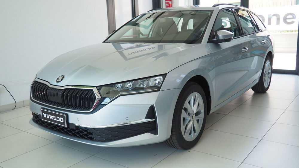 Skoda Octavia Station Wagon nuova a Torino (2)