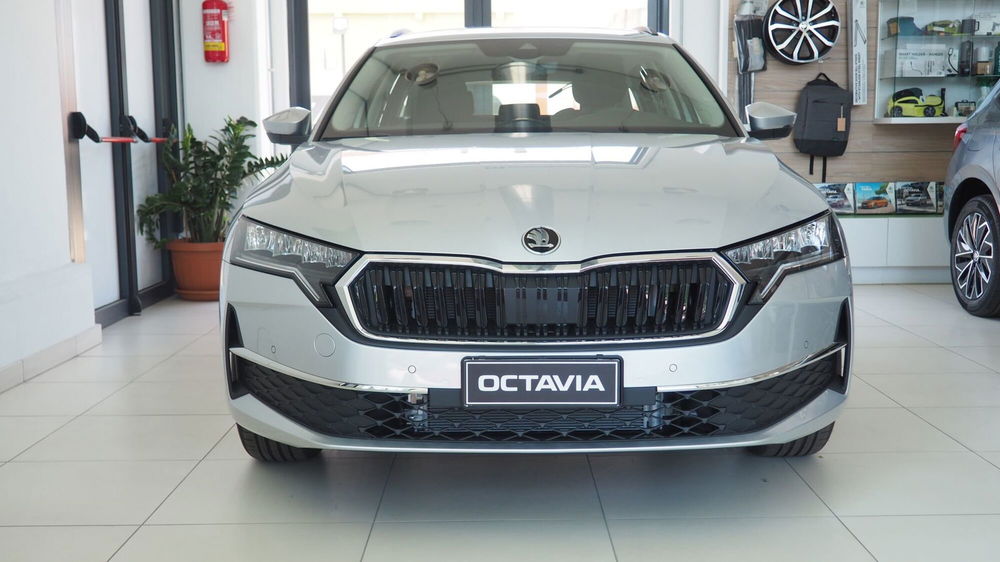 Skoda Octavia Station Wagon nuova a Torino (3)