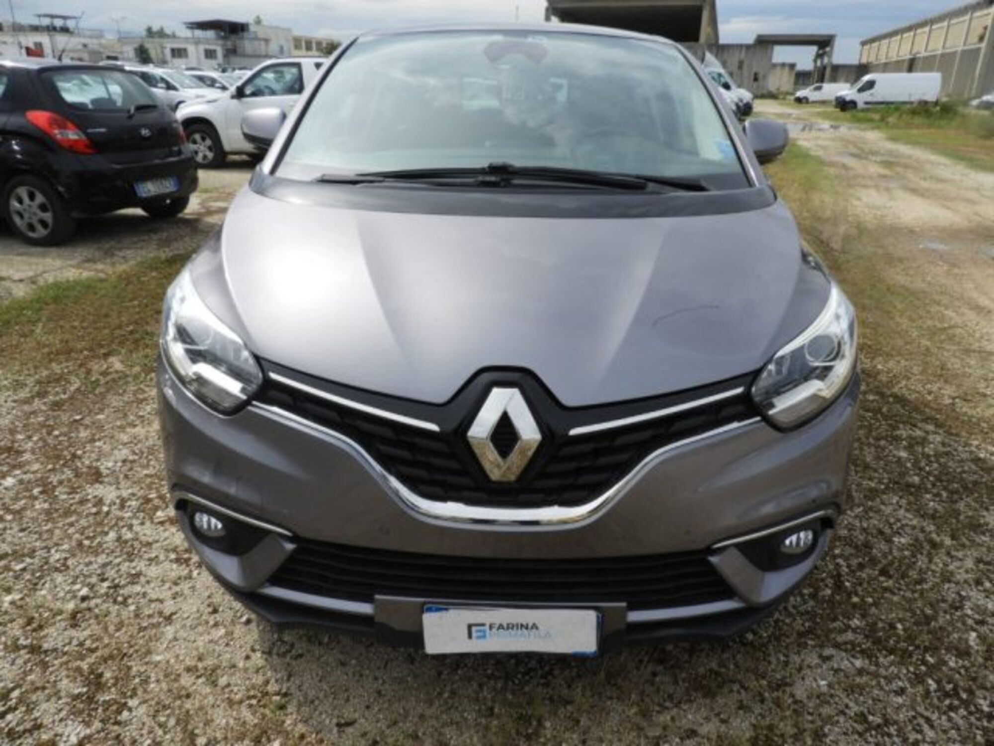 Renault Grand Sc&eacute;nic 1.3 tce Business 140cv edc fap my19 del 2018 usata a Marcianise