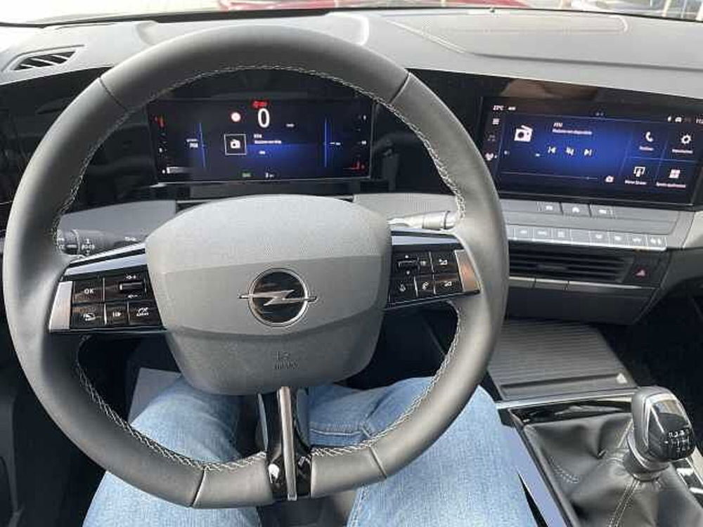 Opel Astra nuova a Vibo Valentia (12)