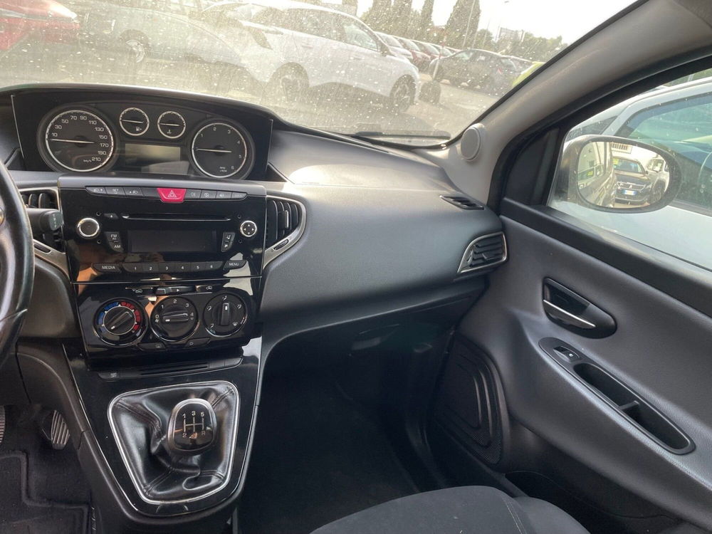 Lancia Ypsilon usata a Lucca (9)