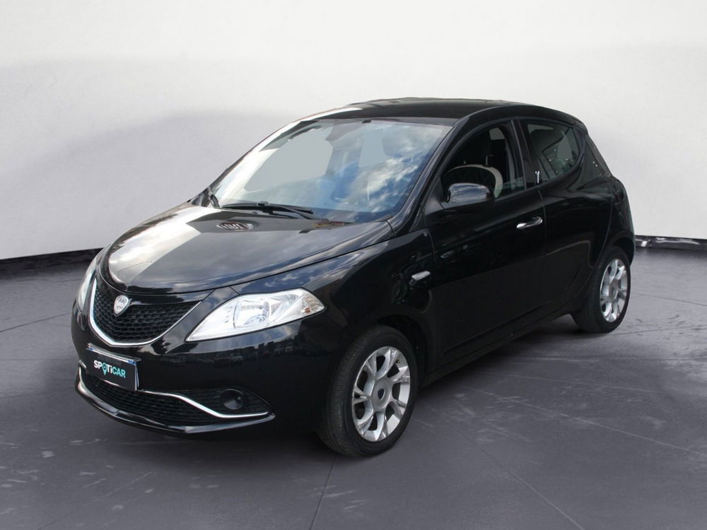 Lancia Ypsilon usata a Catania