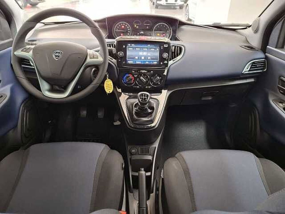 Lancia Ypsilon nuova a Chieti (12)