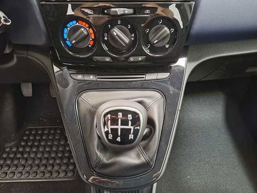 Lancia Ypsilon nuova a Chieti (13)