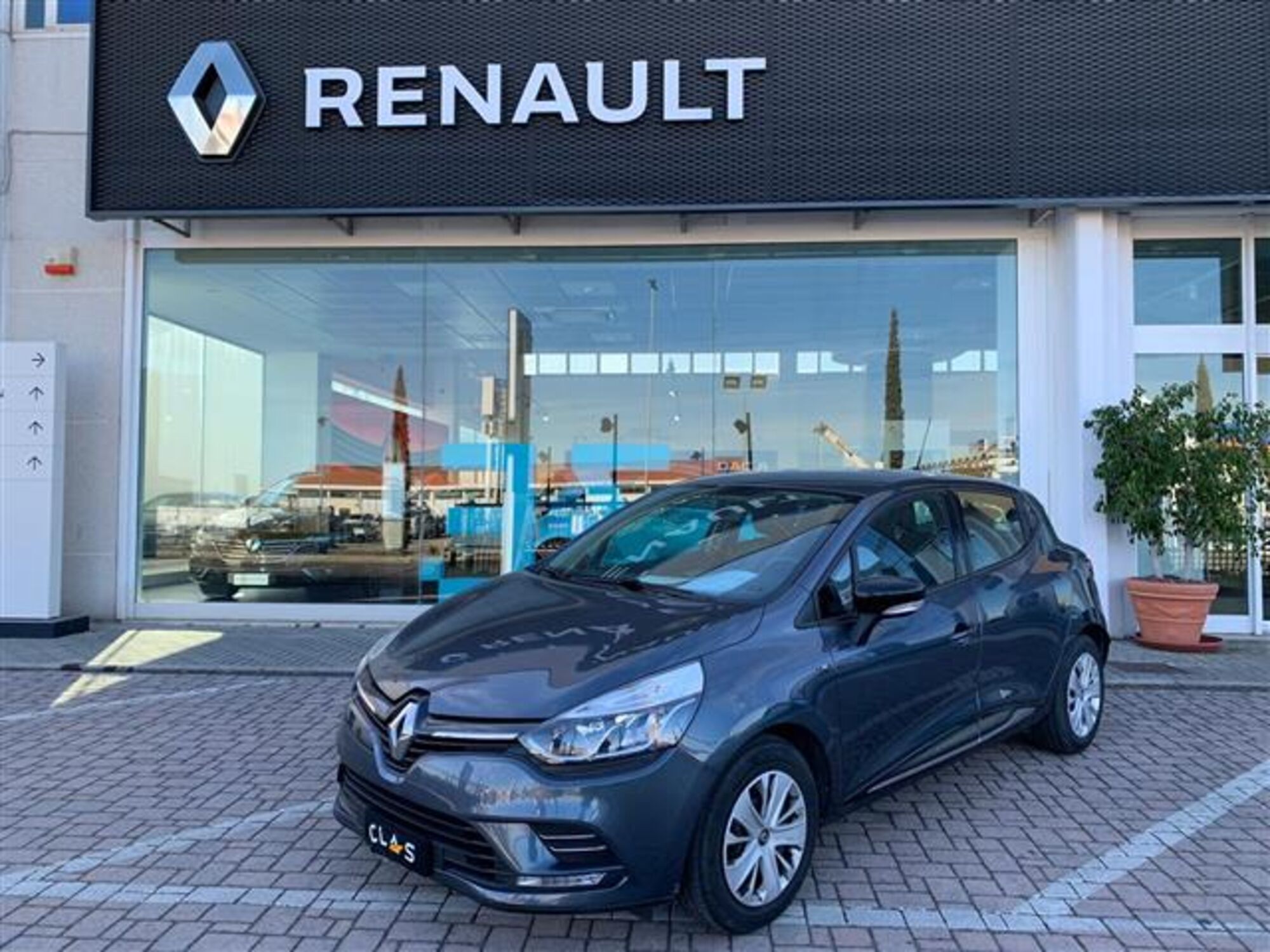 Renault Clio dCi 8V 75 CV 5 porte Moschino Intens del 2019 usata a Livorno