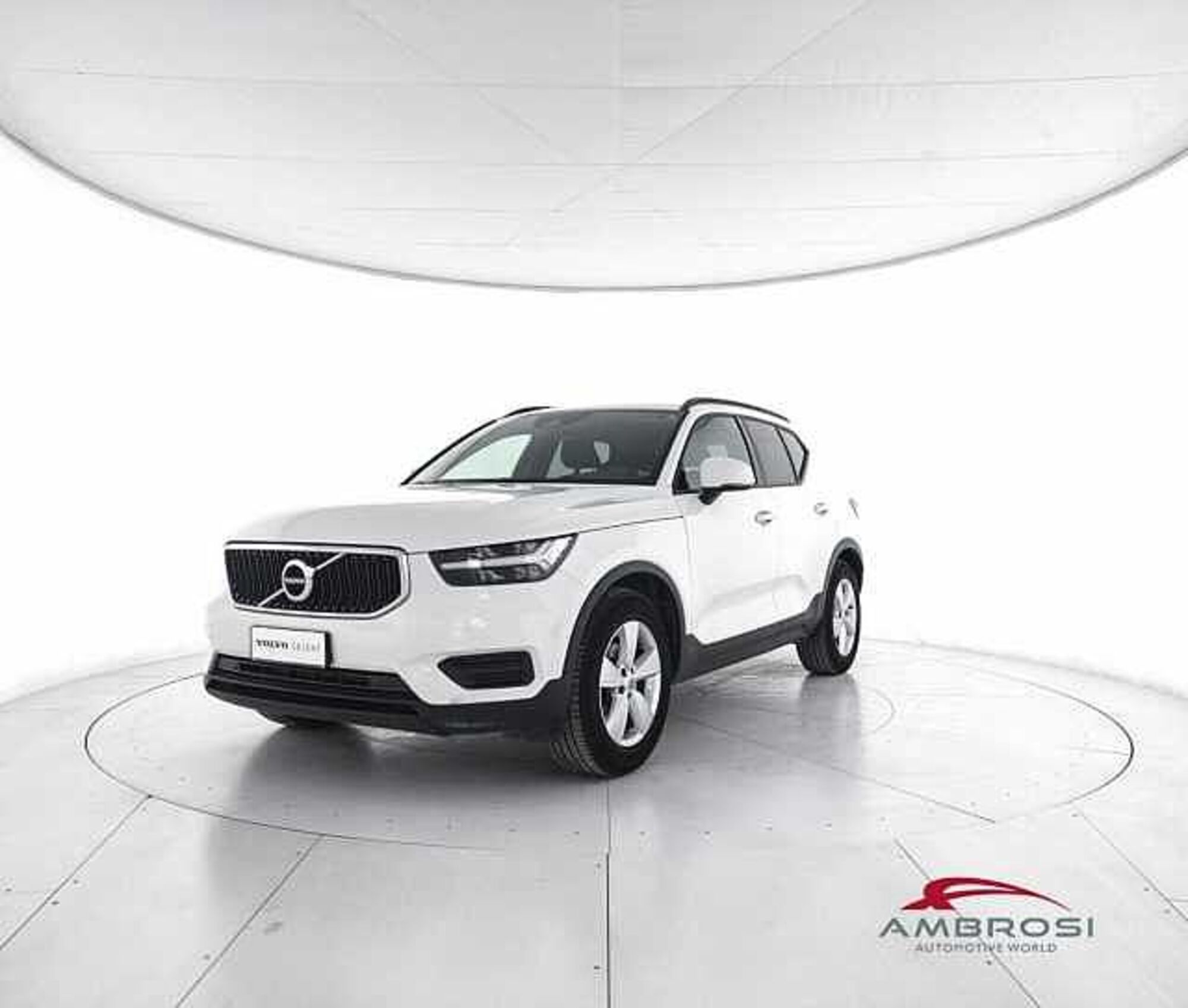 Volvo XC40 T3 Momentum  del 2019 usata a Viterbo