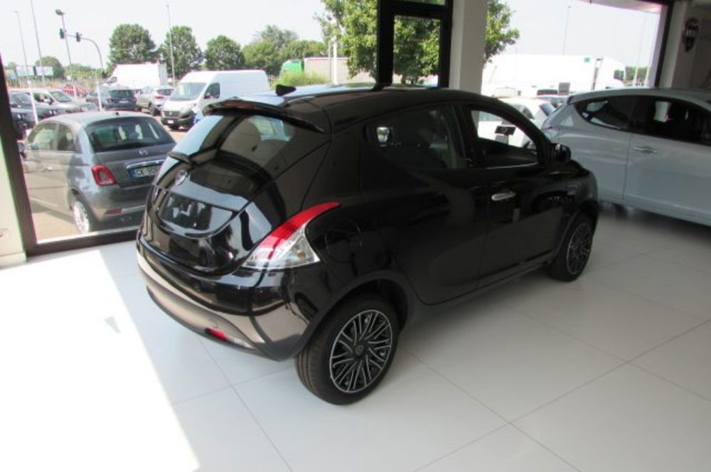 Lancia Ypsilon nuova a Milano (3)