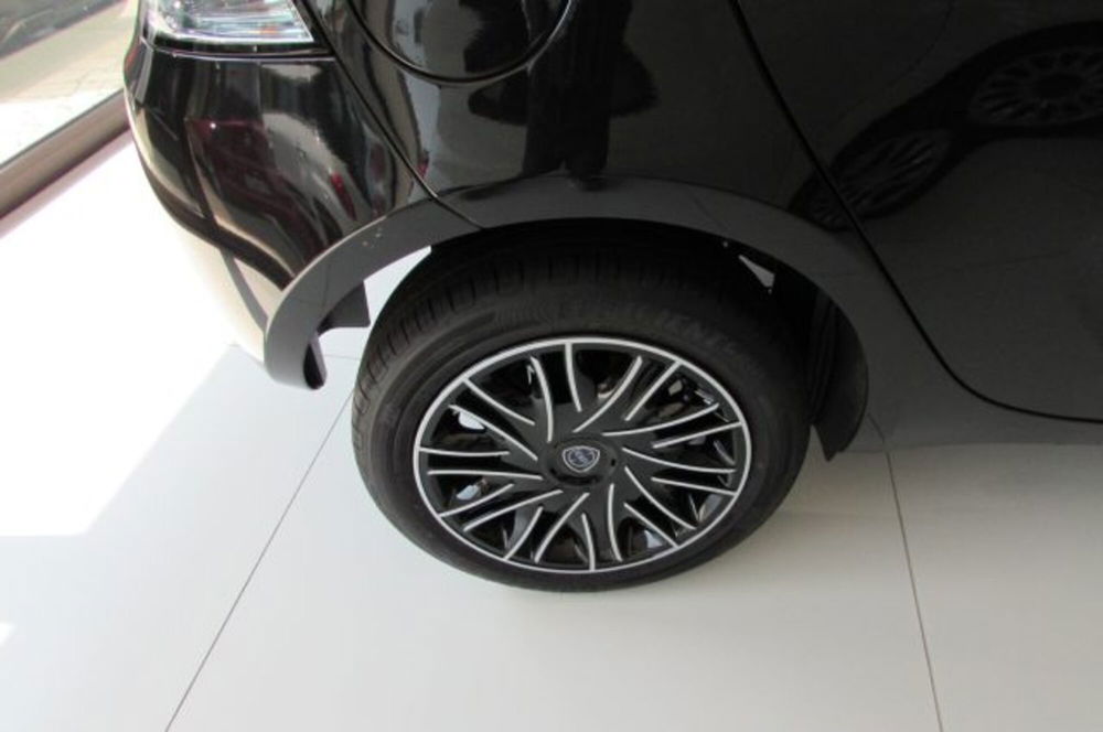 Lancia Ypsilon nuova a Milano (4)