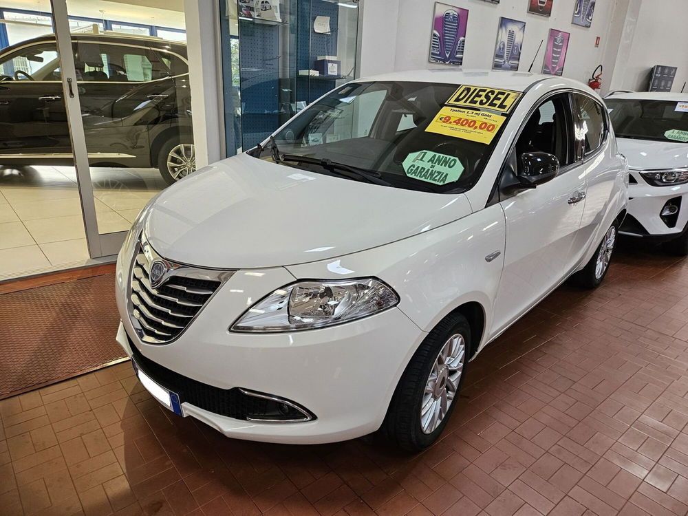 Lancia Ypsilon usata a Lucca