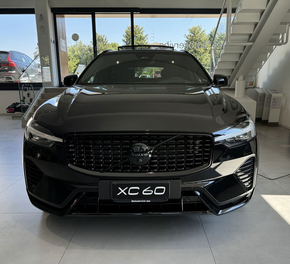 Volvo XC60 nuova a Parma (2)