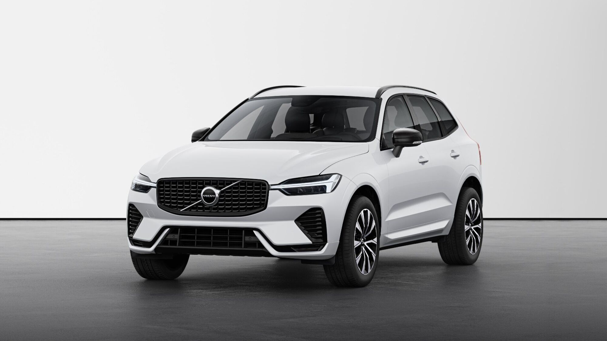 Volvo XC60 B4 automatico Plus Dark  nuova a Como