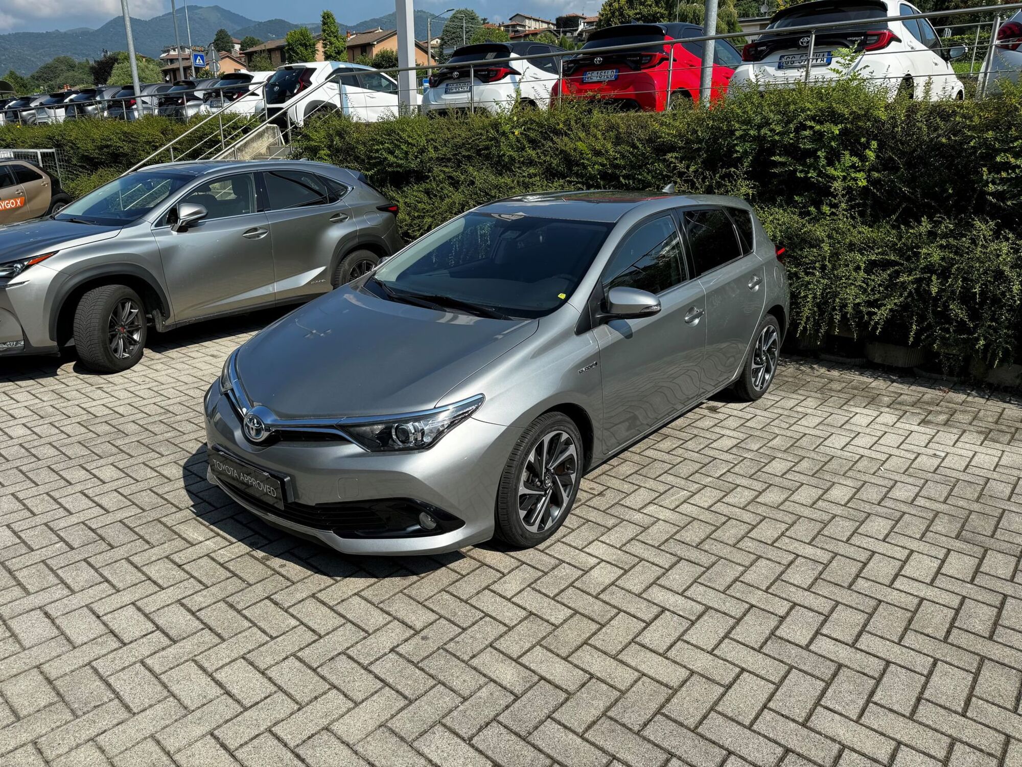 Toyota Auris 1.8 Hybrid Lounge  del 2016 usata a Erba