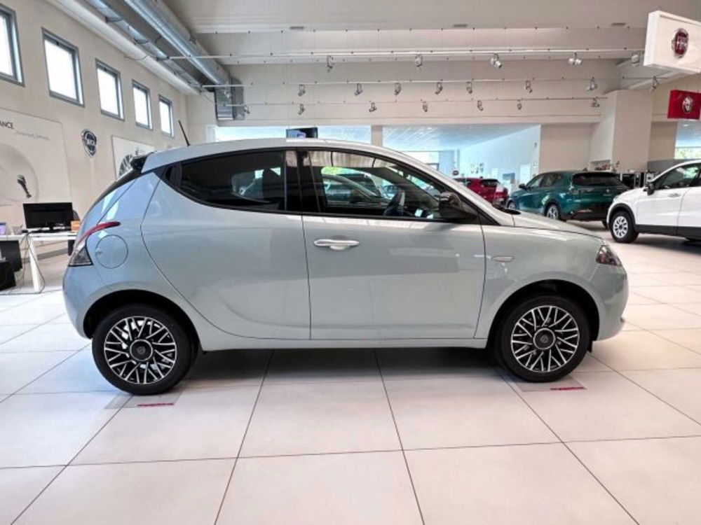 Lancia Ypsilon nuova a Sondrio (6)