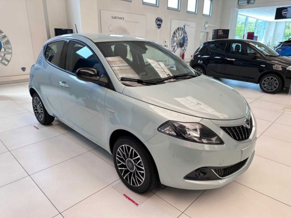 Lancia Ypsilon nuova a Sondrio (7)