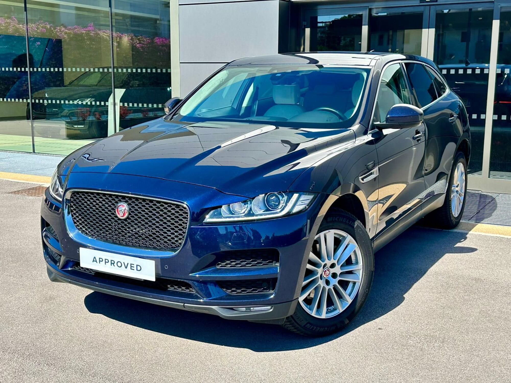 Jaguar F-Pace 2.0 D 180 CV AWD aut. Prestige  del 2019 usata a Bari