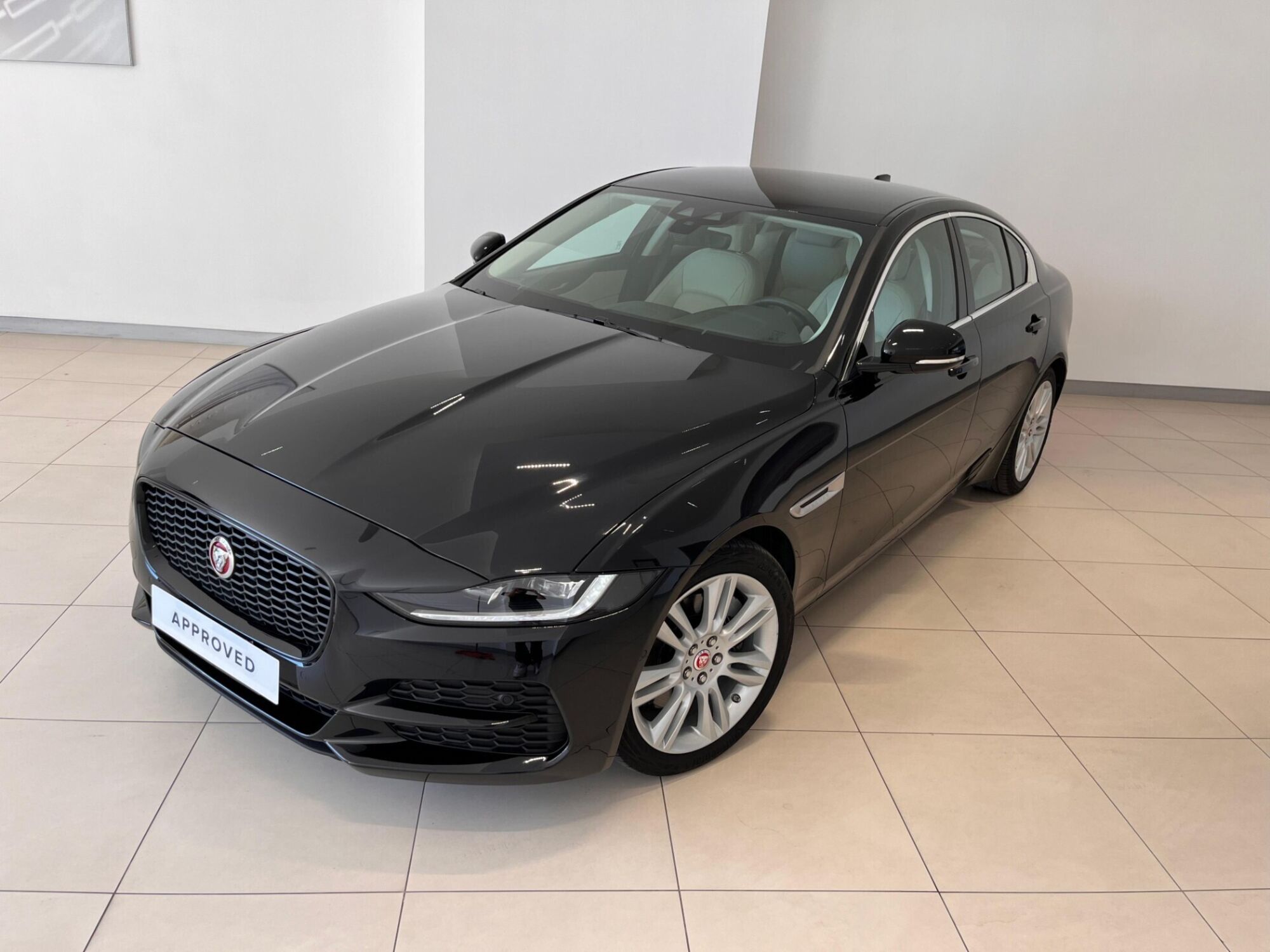 Jaguar XE 2.0 D 180 CV aut. SE del 2020 usata a Napoli