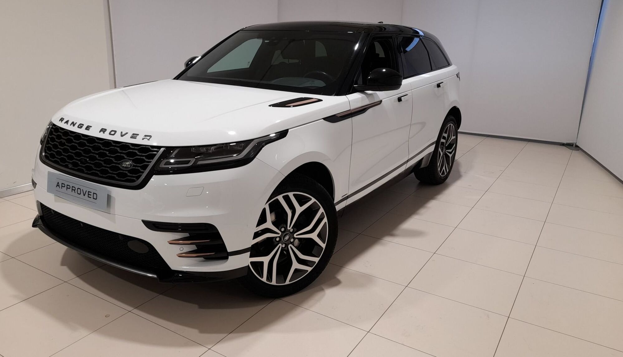 Land Rover Range Rover Velar 2.0D I4 240 CV R-Dynamic S  del 2019 usata a Livorno