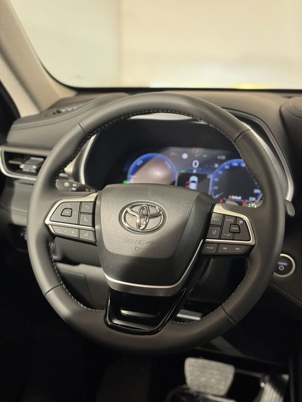 Toyota Highlander nuova a Lecco (8)