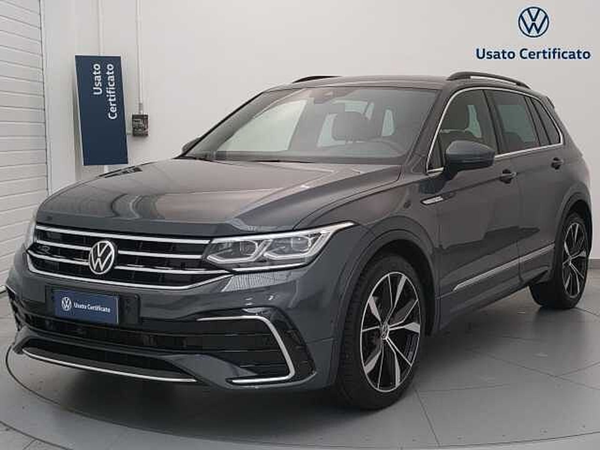 Volkswagen Tiguan 2.0 TDI 150 CV SCR DSG 4MOTION R-Line del 2021 usata a Busto Arsizio