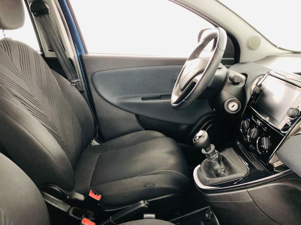 Lancia Ypsilon usata a Massa-Carrara (8)