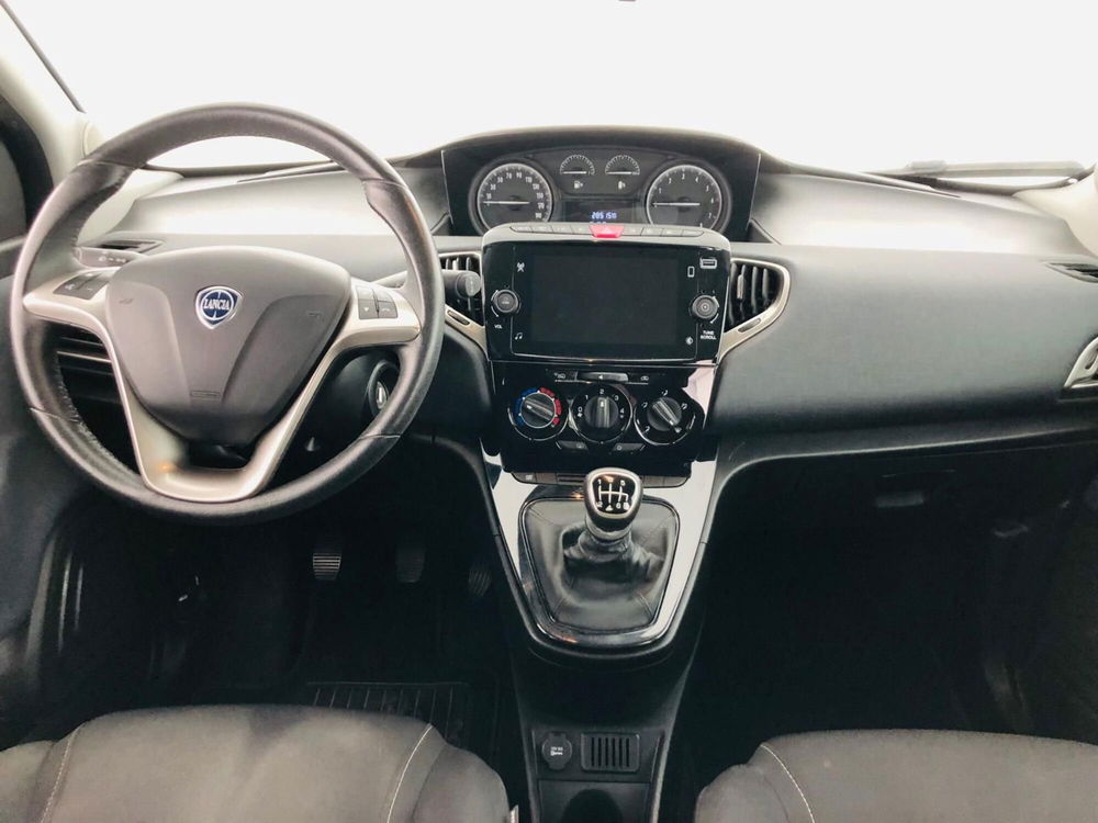 Lancia Ypsilon usata a Massa-Carrara (9)