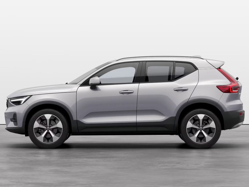 Volvo XC40 nuova a Bari (2)