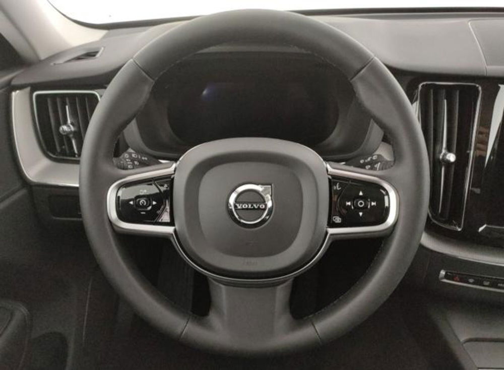 Volvo XC60 nuova a Modena (12)