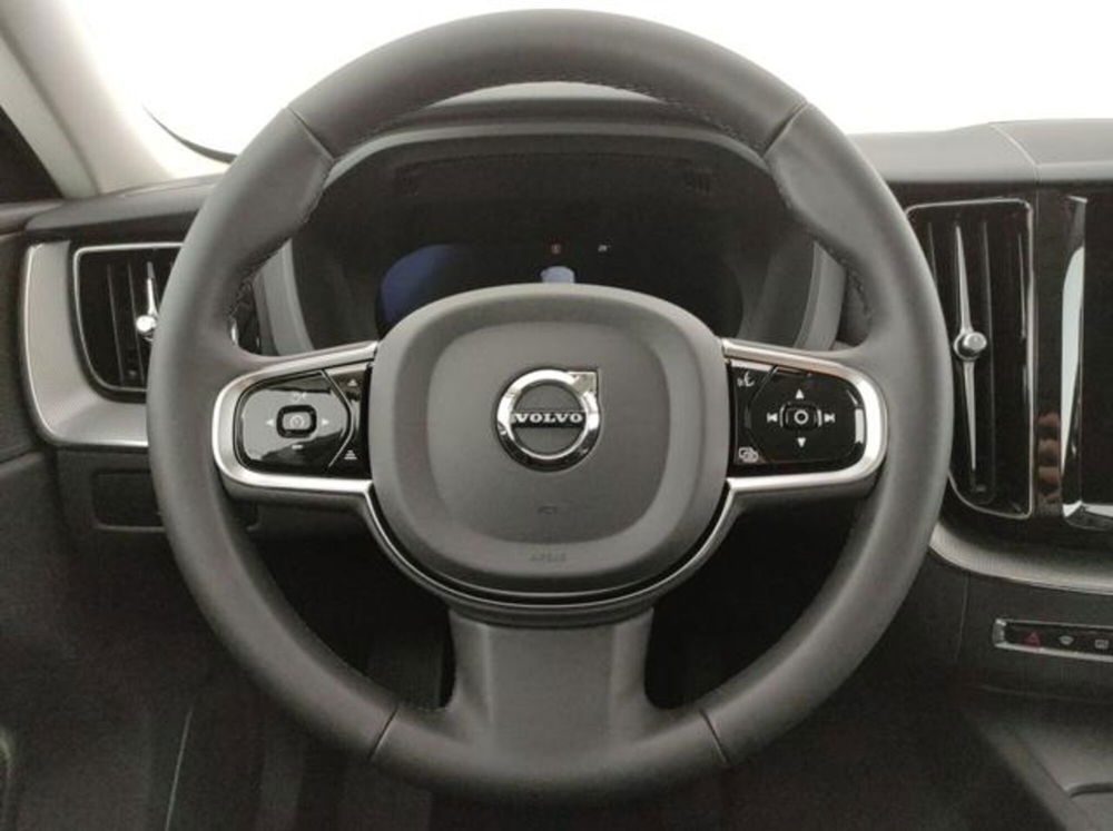 Volvo XC60 nuova a Modena (17)