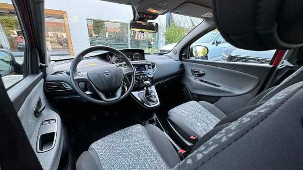 Lancia Ypsilon usata a Milano (10)