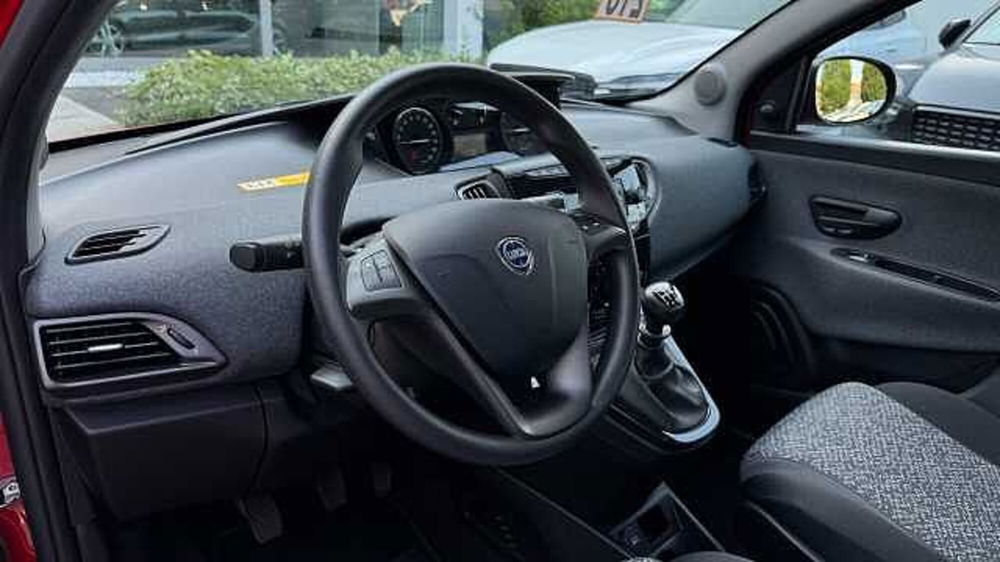 Lancia Ypsilon usata a Milano (16)