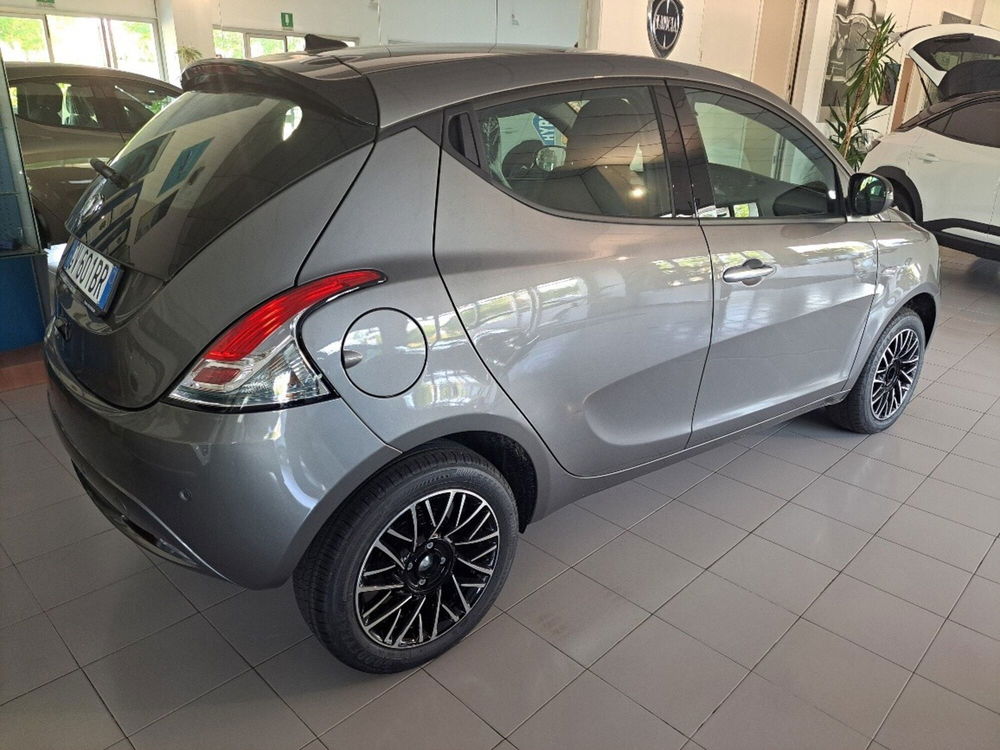 Lancia Ypsilon nuova a Varese (9)