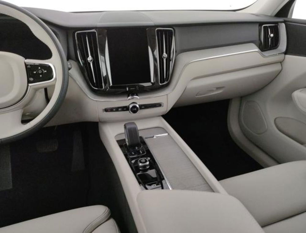 Volvo XC60 nuova a Modena (14)