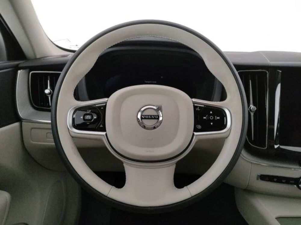 Volvo XC60 nuova a Modena (14)