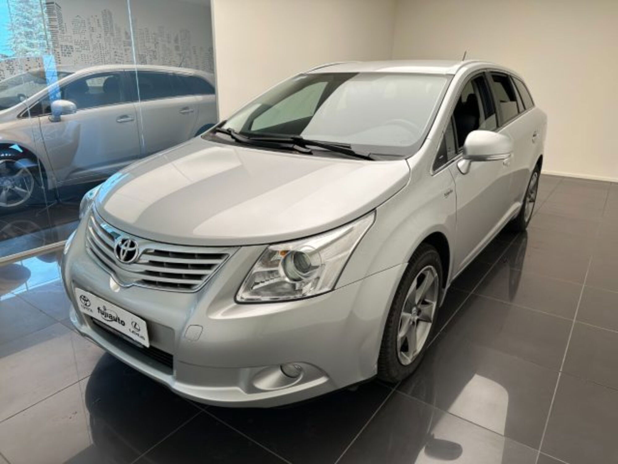 Toyota Avensis Station Wagon 2.0 D-4D Wagon Sol  del 2011 usata a Cuneo