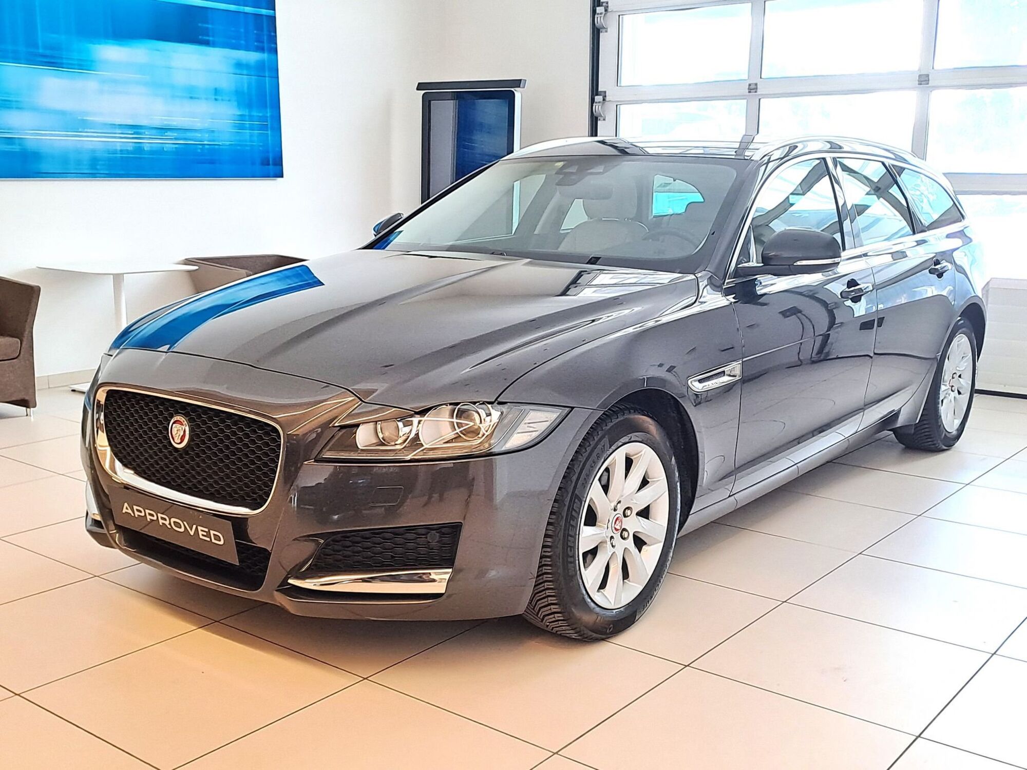 Jaguar XF Sportbrake 2.0 D 180 CV AWD aut. Prestige  del 2020 usata a San Martino Siccomario