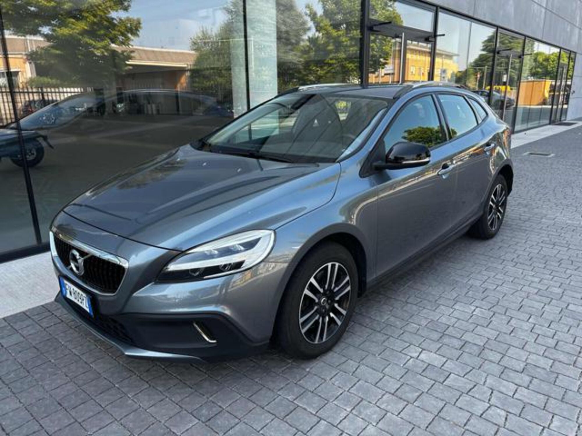 Volvo V40 Cross Country D2 Geartronic Business Plus  del 2019 usata a Padova