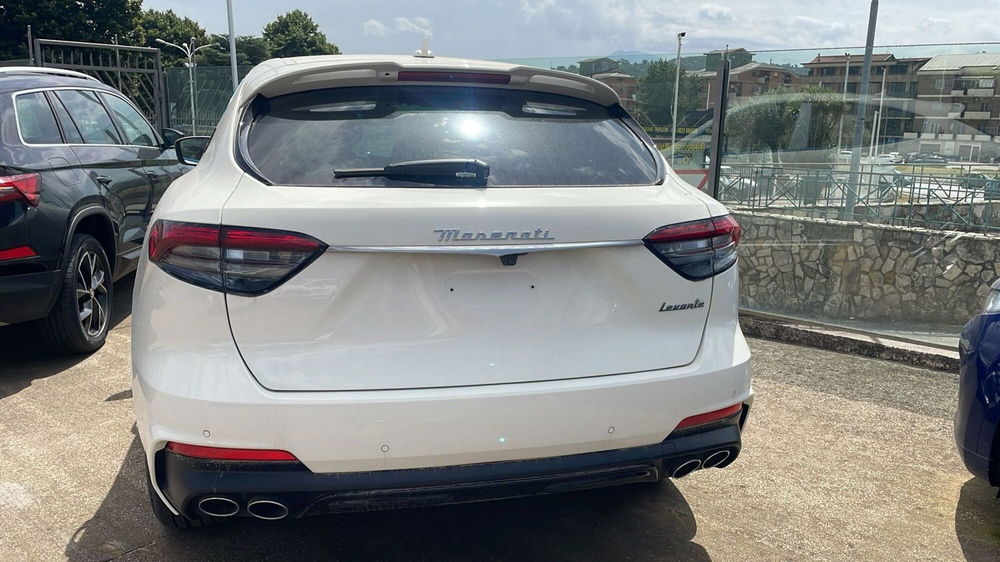 Maserati Levante nuova a Salerno (2)