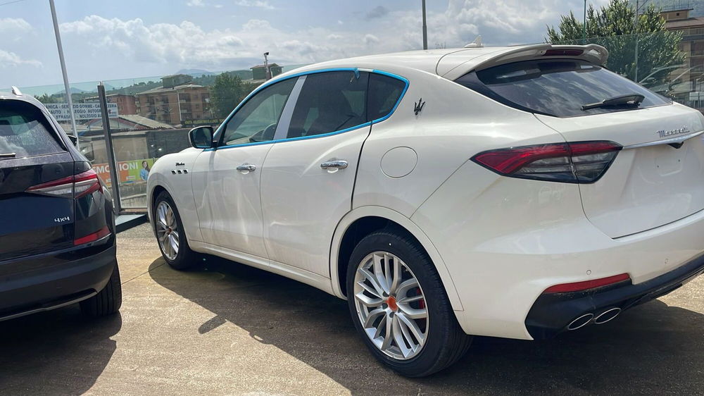 Maserati Levante nuova a Salerno (3)