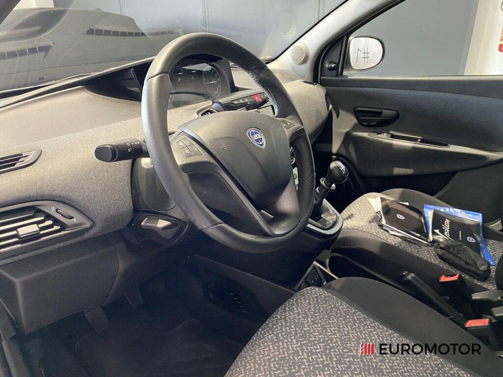 Lancia Ypsilon usata a Bari (11)