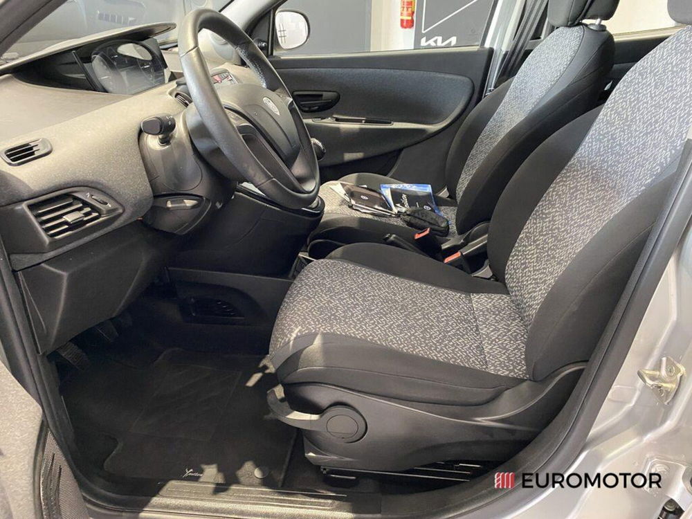 Lancia Ypsilon usata a Bari (12)