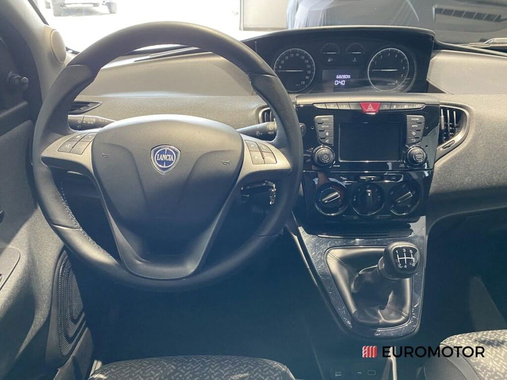 Lancia Ypsilon usata a Bari (14)