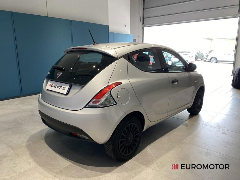 Lancia Ypsilon usata a Bari (6)