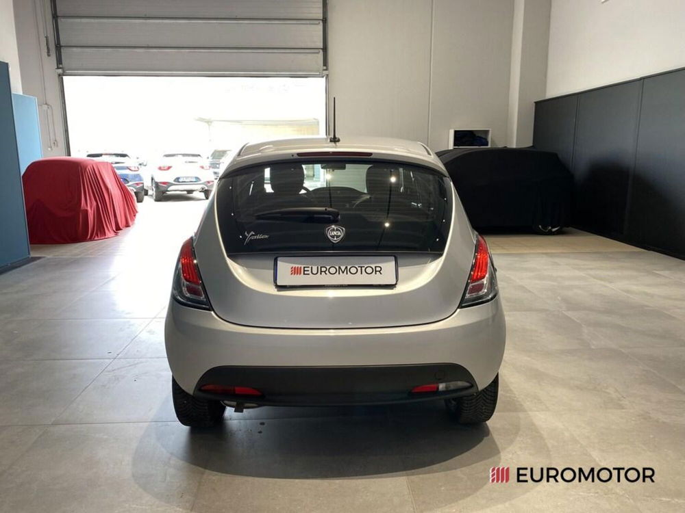 Lancia Ypsilon usata a Bari (7)