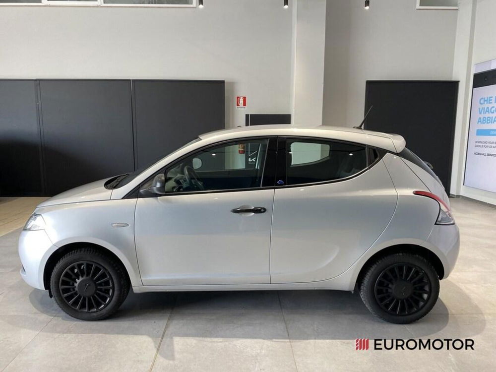 Lancia Ypsilon usata a Bari (9)