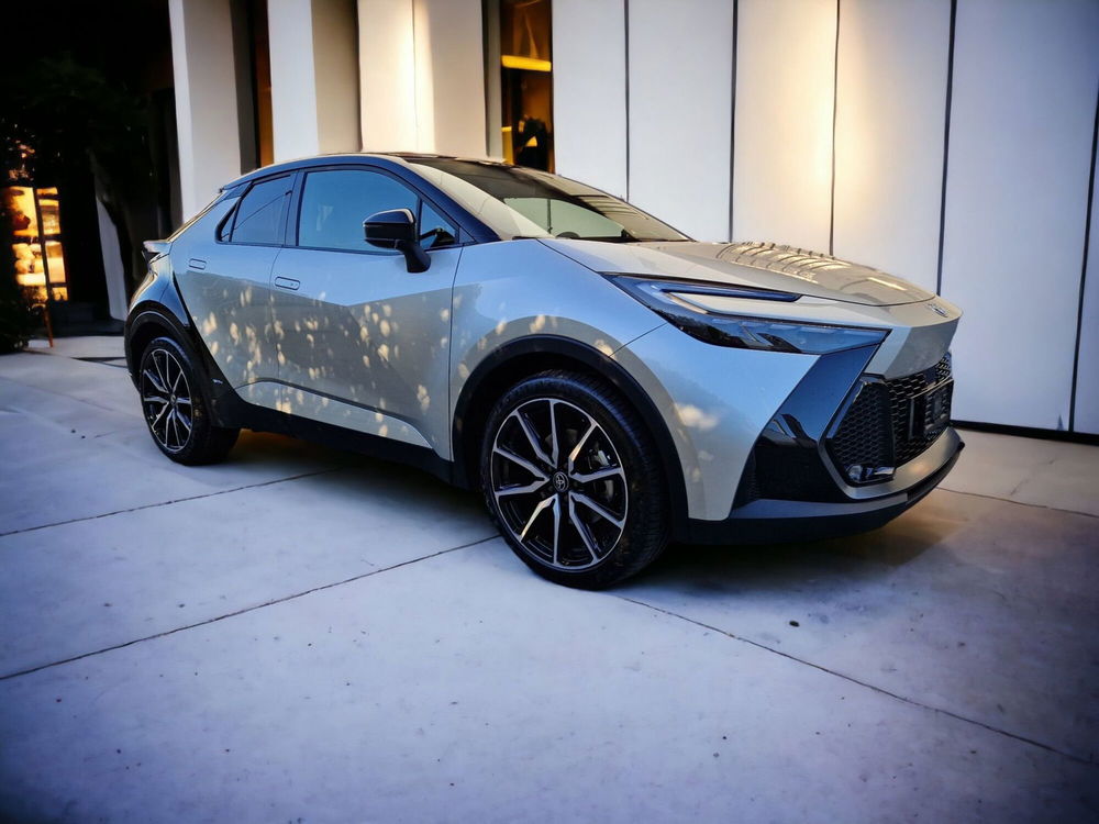 Toyota Toyota C-HR nuova a Cremona (3)