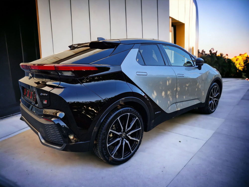 Toyota Toyota C-HR nuova a Cremona (4)