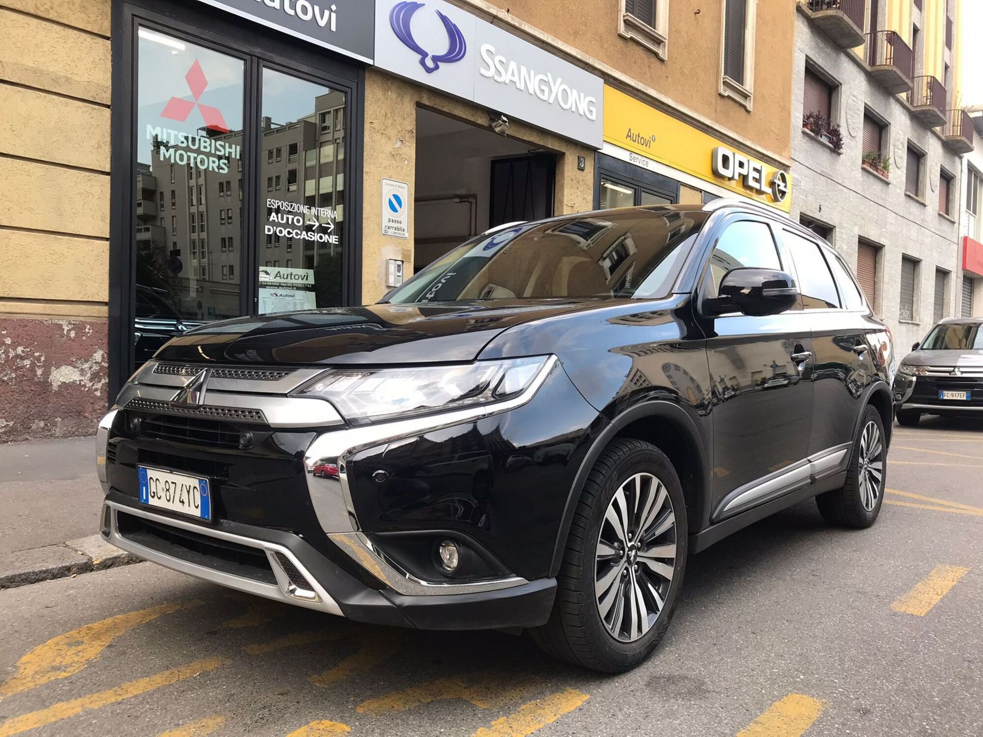 Mitsubishi Outlander 2.0 2WD GPL Bi-fuel CVT Diamond SDA  del 2020 usata a Milano