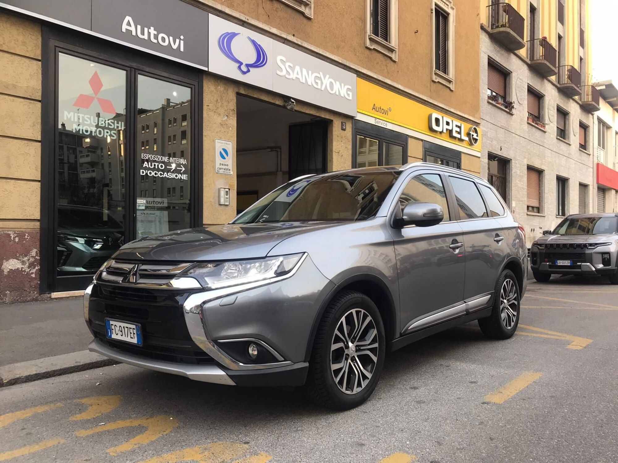 Mitsubishi Outlander 2.2 DI-D 4WD Instyle Plus Navi del 2015 usata a Milano