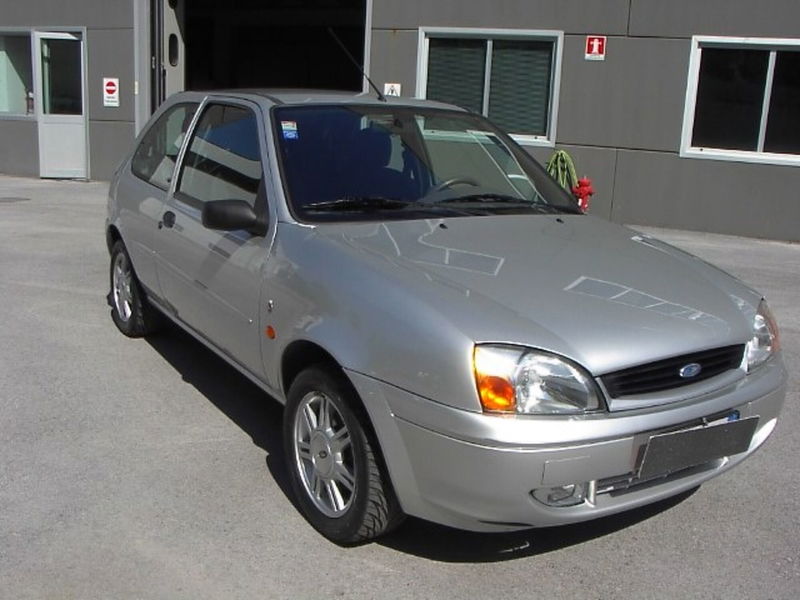 Ford Fiesta 1.2i 16V cat 3 porte Ghia  del 2000 usata a Beinette